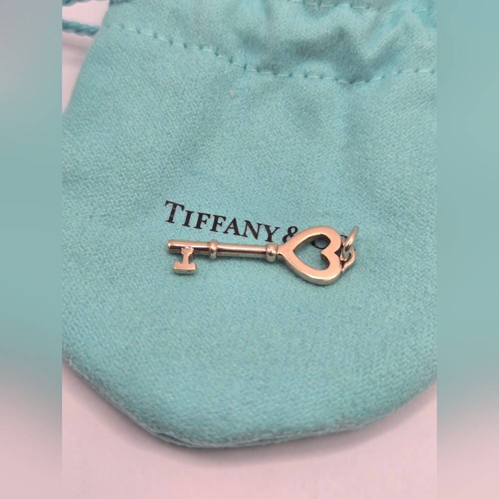 Tiffany & Co. 18kt Rose Gold Mini Heart Key Pendant - Picture 3 of 7